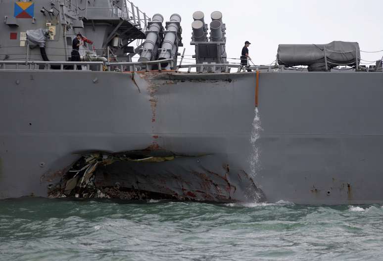 Avaria no casco do destróier de mísseis teleguiados USS John S. McCain