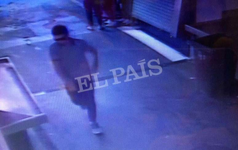 Imagens de câmeras de segurança fornecidas pelo jornal El Pais mostram o suspeito caminhando por um mercado de La Boqueria logo depois do atentado
