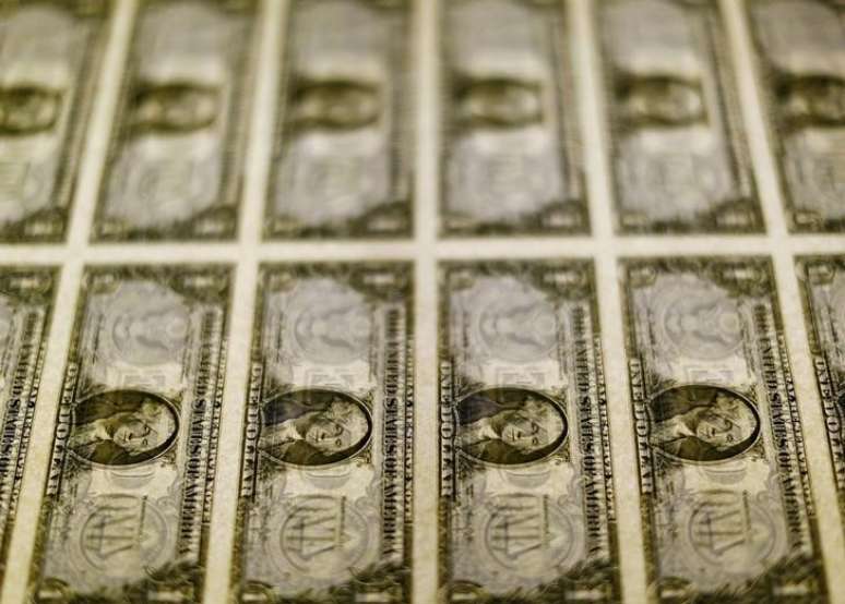 Notas de dólar sobre mesa em Washington
14/11/2014     REUTERS/Gary Cameron