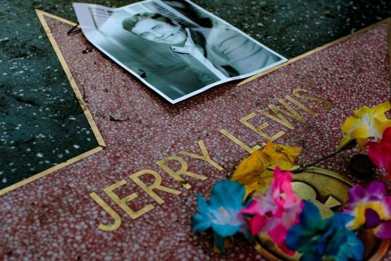 Flores deixadas em homenagem ao comediante Jerry Lewis em sua estrela na Calçada da Fama de Hollywood, em Los Angeles 20/08/2017 REUTERS/Kyle Grillot