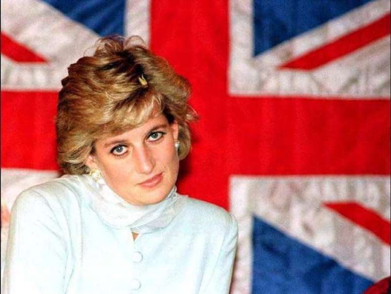 Princesa Diana do Reino Unido, em frente à bandeira britânica 22/02/1997
