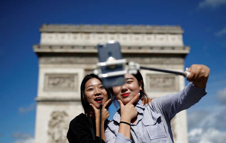 Turistas tiram foto em frente ao Arco do Triunfo, na avenida Champs-&Eacute;lys&eacute;es, em Paris 03/08/2017 REUTERS/Christian Hartmann