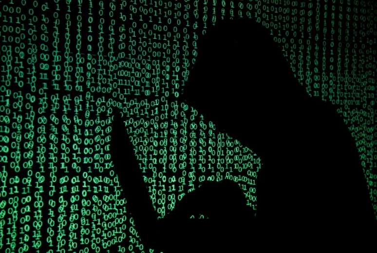 Homem utiliza computador diante de projeção de códigos
13/05/2017 REUTERS/Kacper Pempel/Illustration