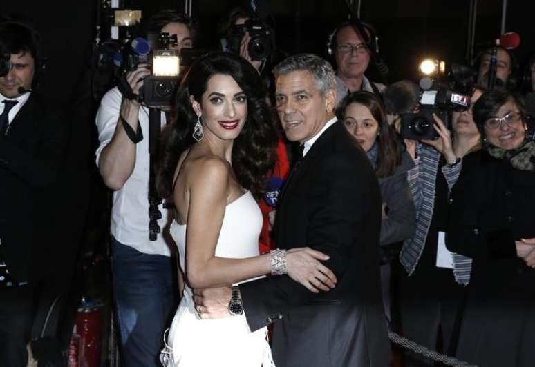 George Clooney e sua mulher Amal posam em evento em Paris
 24/2/2017    REUTERS/Gonzalo Fuentes  