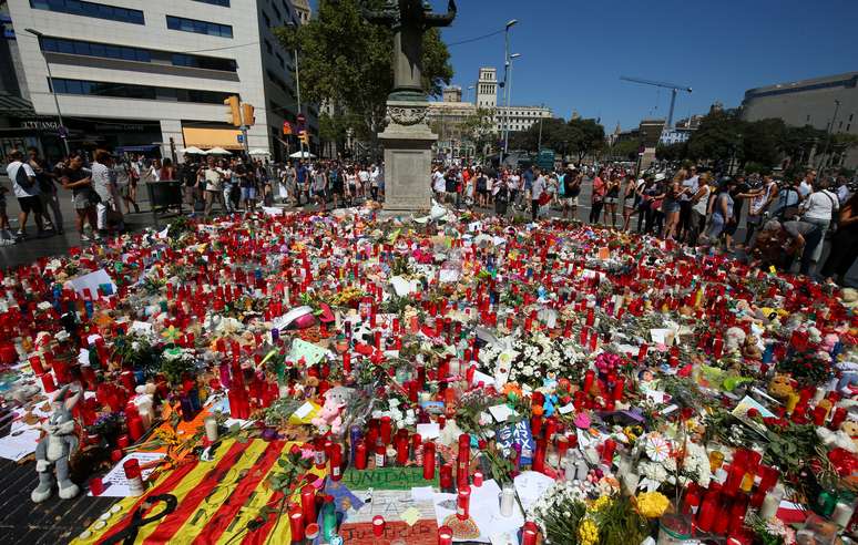 Pessoas se reúnem em local de ataque em Barcelona
 22/8/2017    REUTERS/Albert Gea