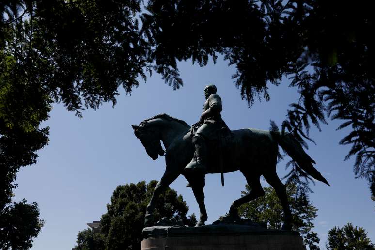 Estátua de general Robert E. Lee em Charlottesville
 18/9/2017     REUTERS/Jonathan Ernst