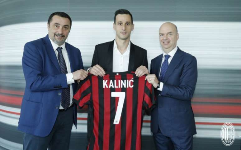 Kalinic vestirá a mesma camisa do ídolo Shevchenko(Foto: Divulgação)