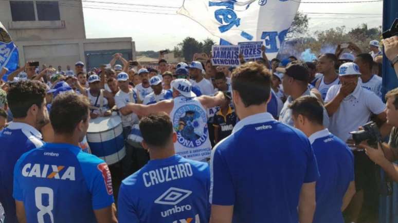 Torcidas do Cruzeiro se reúnem na Toca da Raposa ll em apoio ao time celeste (Foto: Thiago Madureira/Superesportes)