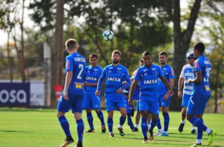 Cruzeiro viajam com 23 jogadores para Belo Horizonte (Foto: Alexandre Guzanshe/EM D.A. Press)