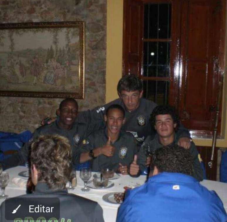 Além de Neymar, Lucho Nizzo comandou na Seleção Brasileira Sub-15 outro jogador que viria a brilhar anos depois: Philippe Coutinho (à esquerda na foto)