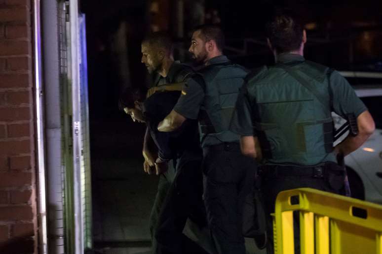 Polícia escolta suspeito de participar do ataque em Barcelona ao tribunal