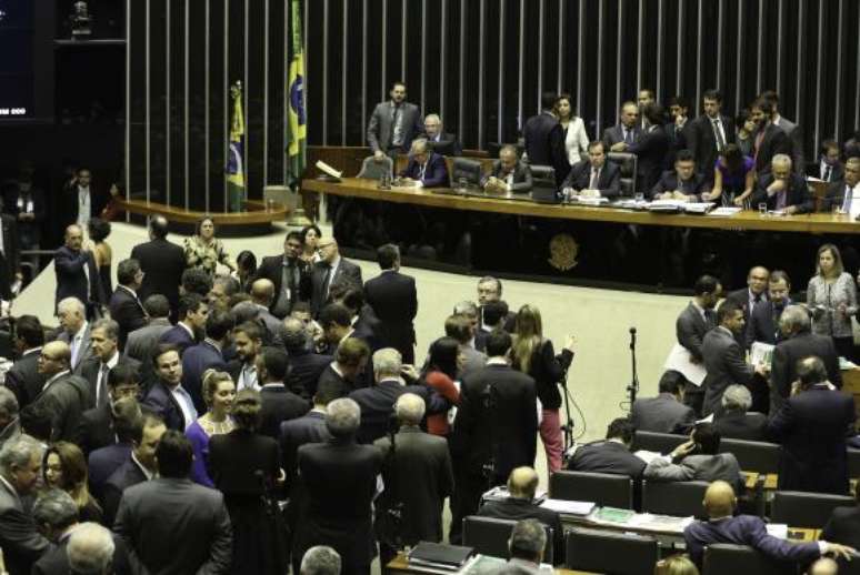 Sem acordo para votação da proposta de Emenda à Constituição da reforma política, sessão da Câmara foi encerrada 