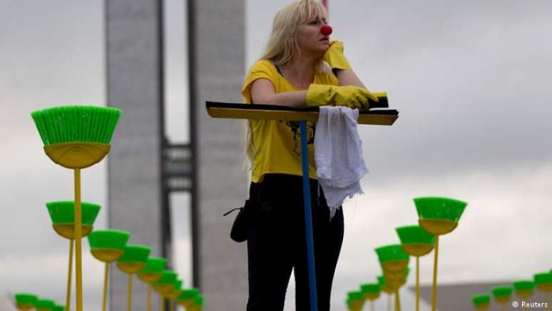 Manifestante solitária durante protesto contra a corrupção em frente ao Congresso Brasília, em 2013