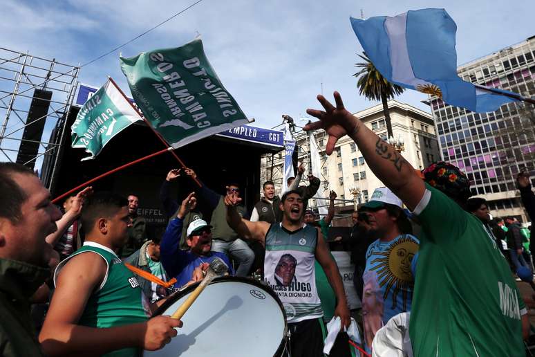 Representantes de sindicatos protestam em Buenos Aires
 22/8/2017    REUTERS/Marcos Brindicci