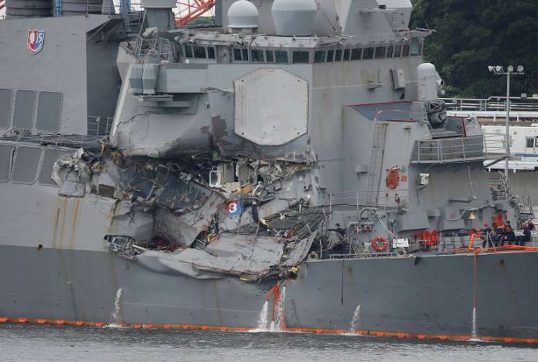Destr&oacute;ier de m&iacute;sseis guiados norte-americano USS Fitzgerald, ap&oacute;s colis&atilde;o na base naval de Yokosuka, no Jap&atilde;o 18/06/2017 REUTERS/Toru Hanai