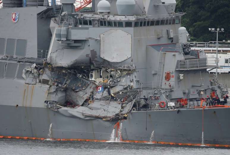 Destróier de mísseis guiados norte-americano USS Fitzgerald, após colisão na base naval de Yokosuka, no Japão 18/06/2017 REUTERS/Toru Hanai
