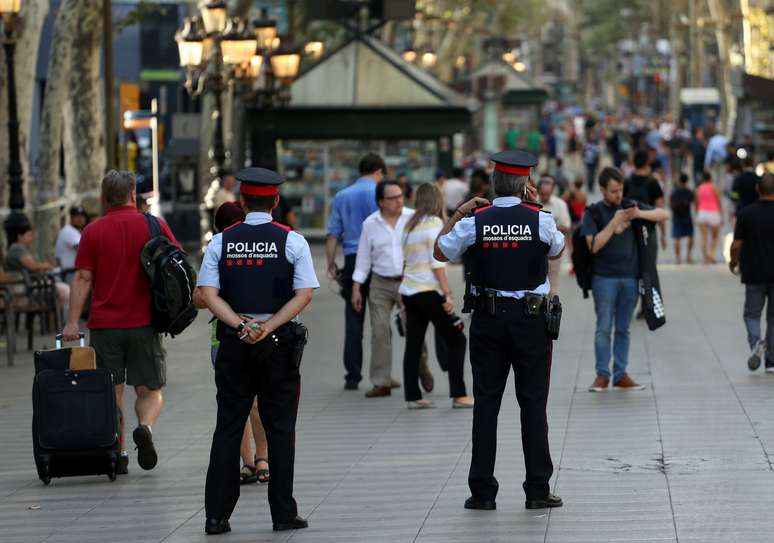 Forças de segurança da Catalunha na avenida Las Ramblas, onde uma van atropelou pedestres, em Barcelona 18/08/2017 REUTERS/Sergio Perez