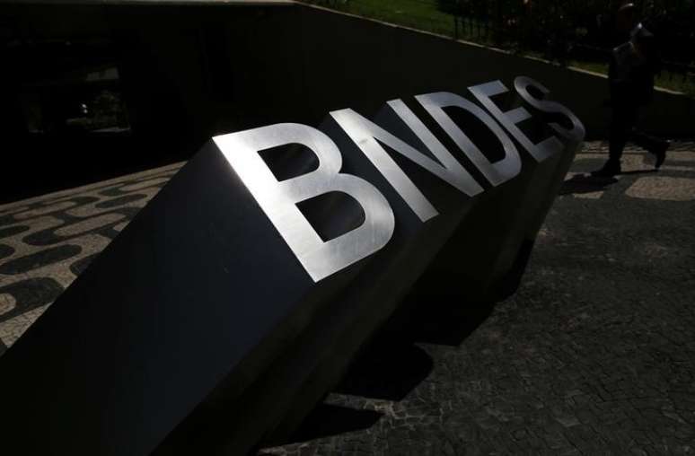 Logo do BNDES na entrada do banco, no Rio de Janeiro 11/01/2017 REUTERS/Nacho Doce