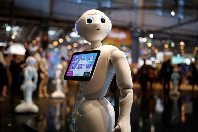 Rob&ocirc; Pepper, produzido pelo  SoftBank Group, &eacute; visto na confer&ecirc;ncia Viva Technology em Paris, Fran&ccedil;a 
15/6/2017 REUTERS/Benoit Tessier
