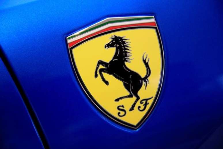 Logo da Ferrari é visto em concessionária em Cingapura
1/6/2017 REUTERS/Thomas White