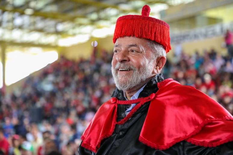 Lula na Universidade Estadual de Alagoas (Uneal), em Arapiraca (AL), onde recebeu o título de Doutor Honoris Causa.