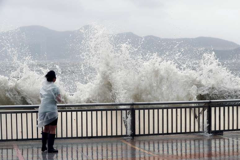 As ondas em Hong Kong invadiram a orla devido ao tufão Hato