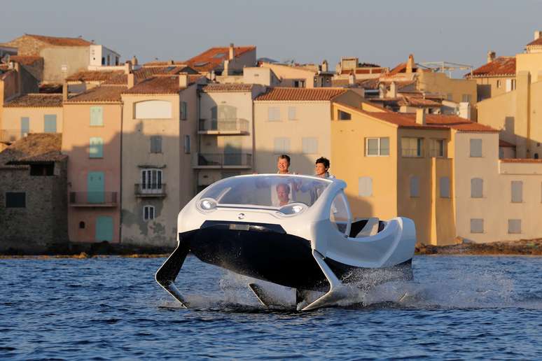 Protótipo de táxi fluvial da SeaBubbles durante apresentação em Saint-Tropez, França
18/08/2017 REUTERS/Philippe Laurenson 