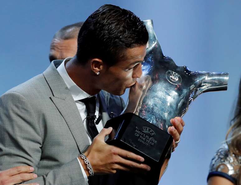Cristiano Ronaldo leva pr mio da Uefa de Jogador do Ano