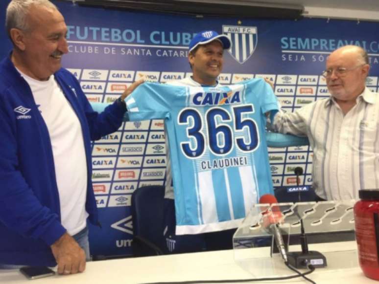 Claudinei Oliveira foi presenteado pelos dirigentes do Avaí com uma camisa com o número 365 estampado (Foto: Divulgação / AFC)