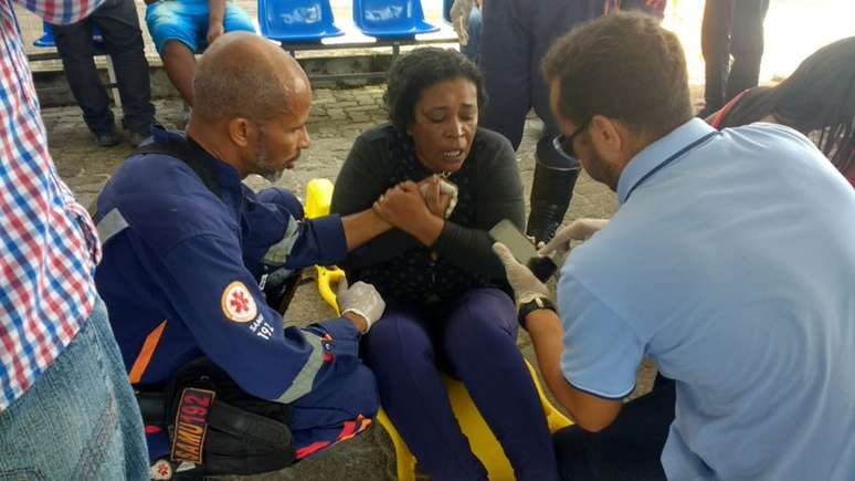  Uma lancha virou em razao do vento na manha desta quinta-feira, por volta das 6h30, proximo a Mar Grande