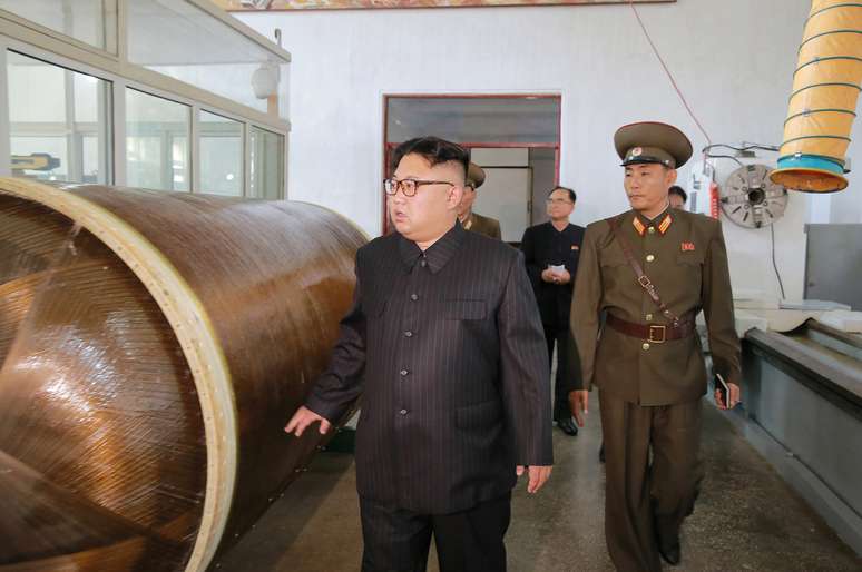 Kim Jong-un durante visita à Academia de Ciências de Defesa