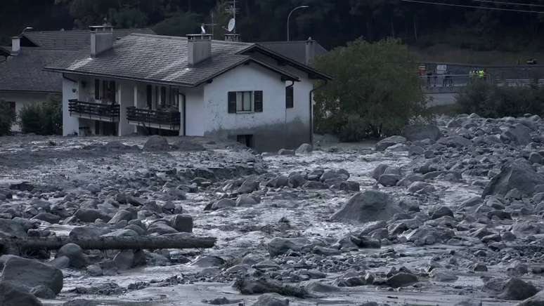 Imagem aérea mostra como ficou o vilarejo de Bondo depois do deslizamento de terra que atingiu o local