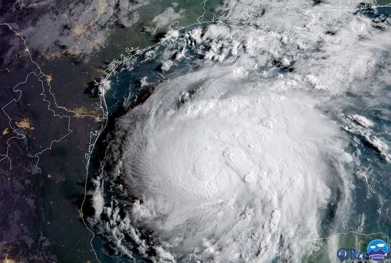 Furacão Harvey é visto na costa do Golfo do Texas, em imagem de satélite 24/08/2017 NOAA/Handout via Reuters