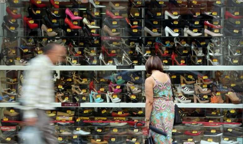 Consumidora observa loja de sapatos no centro de São Paulo 10/01/2017 REUTERS/Paulo Whitaker