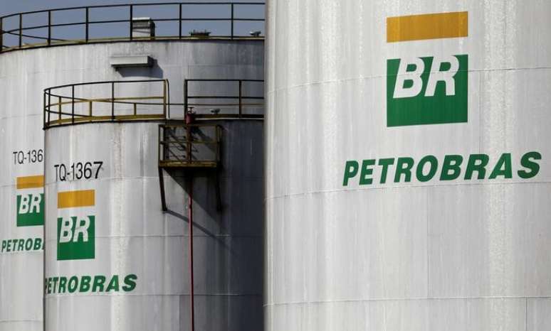 Logo da Petrobras, em refinaria de Paul&iacute;nia 01/07/2017 REUTERS/Paulo Whitaker