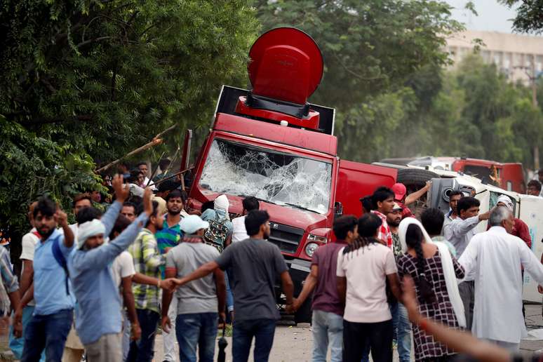 Manifestantes atacam van de televisão durante protesto em Panchkula, na Índia 25/08/2017 REUTERS/Cathal McNaughton