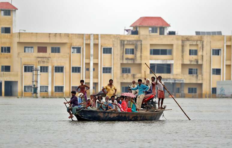 Pessoas sendo resgatadas de vilarejo inundado em Motihari, na &Iacute;ndia 23/08/2017 REUTERS/Cathal McNaughton