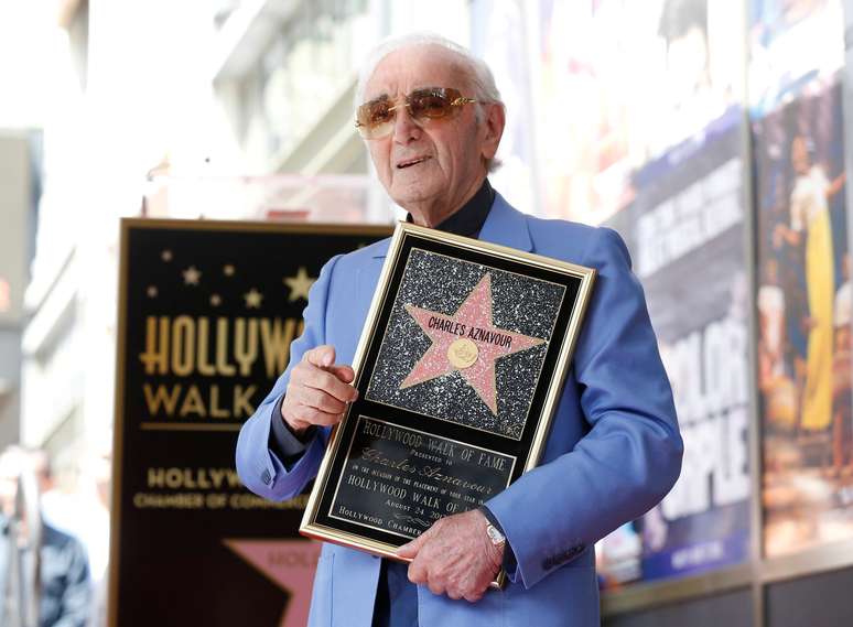 Cantor franc&ecirc;s Charles Aznavour posa para foto ap&oacute;s receber estrela da Cal&ccedil;ada da Fama de Hollywood, em Los Angeles 24/08/2017 REUTERS/Mario Anzuoni
