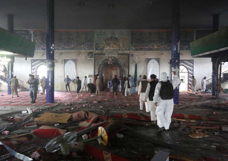 Homens inspecionam mesquita após ataque em Cabul 
 25/8/2017   REUTERS/Omar Sobhani