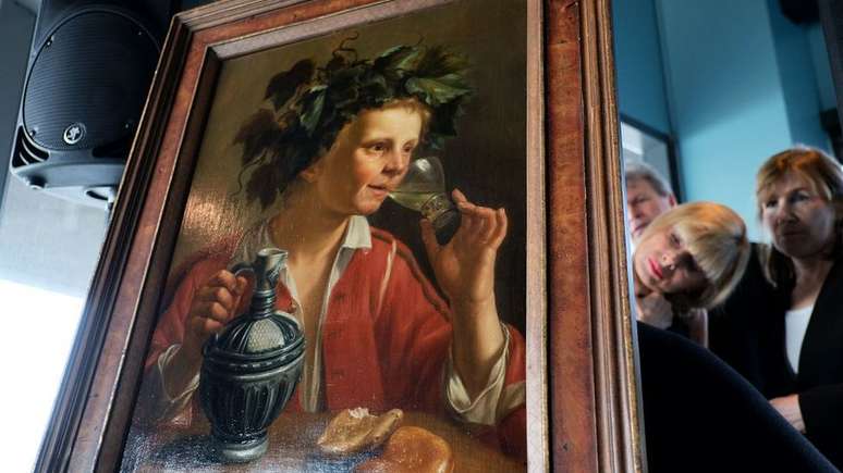 Visitantes observam pintura de Jan Franse Verzijl devolvida a herdeiros de judeu cuja cole&ccedil;&atilde;o foi saqueada