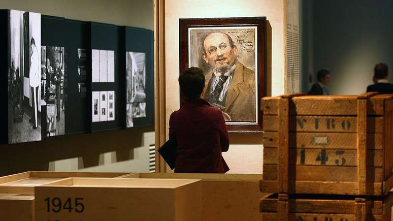Visitante observa exposi&ccedil;&atilde;o na Alemanha sobre objetos saqueados por nazistas