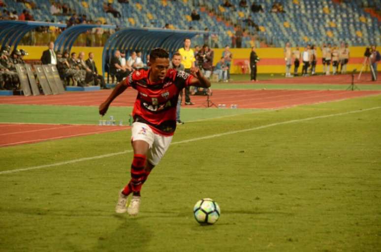 Niltinho estava fora de combate por lesão e deve voltar ao time contra o Timão (Foto: Paulo Marcos/Atlético-GO)