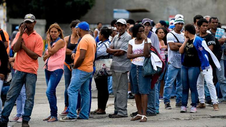Fila de pessoas para comprar comida