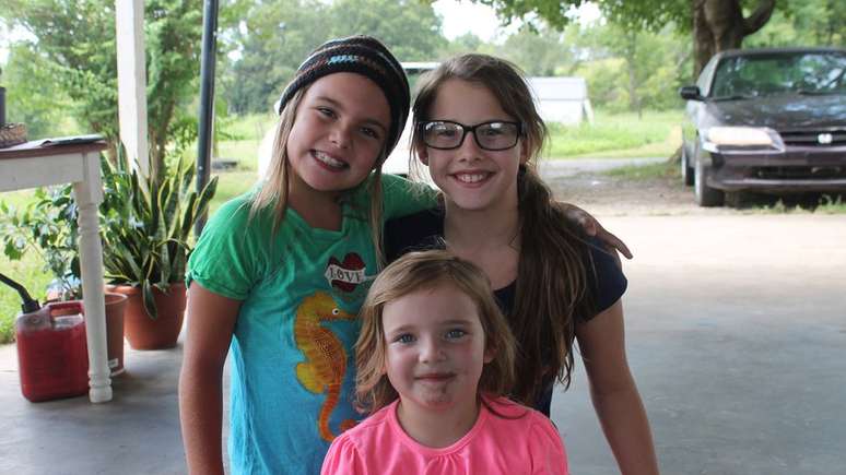 As filhas de Tollison, Areonna (centro) e Aleecia (esquerda), e sua sobrinha Makayla