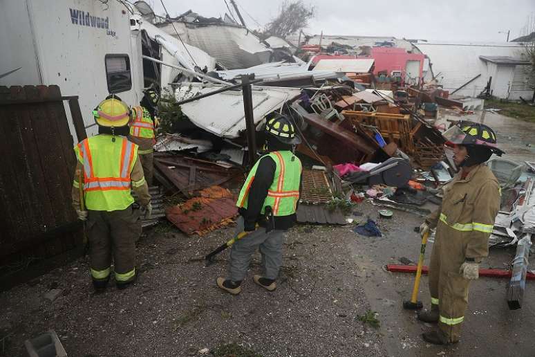 Bombeiros trabalham no resgate de pessoas em região atingida pela violência do tornado Harvey