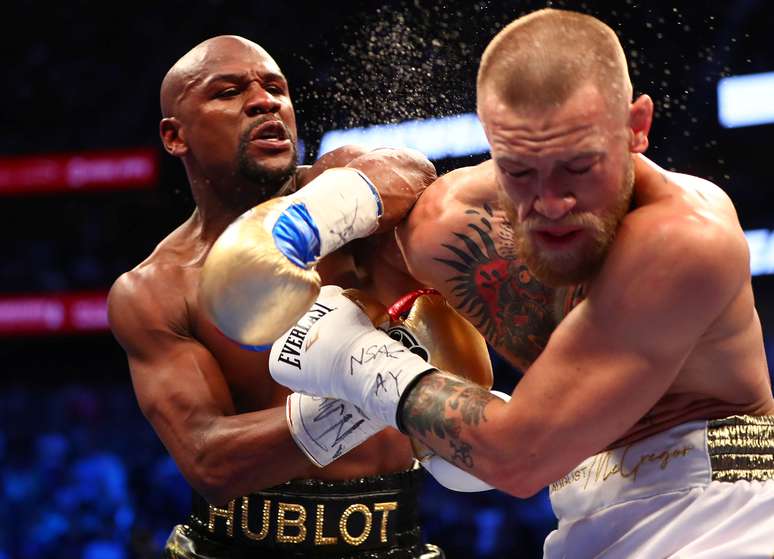 Mayweather encaixa um golpe em McGregor durante a superluta, em Las Vegas