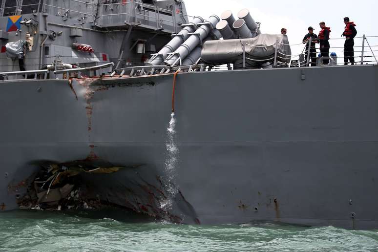 Destróier de mísseis teleguiados dos Estados Unidos USS John S. McCain visto após colisão, em Cingapura  REUTERS/Ahmad Masood