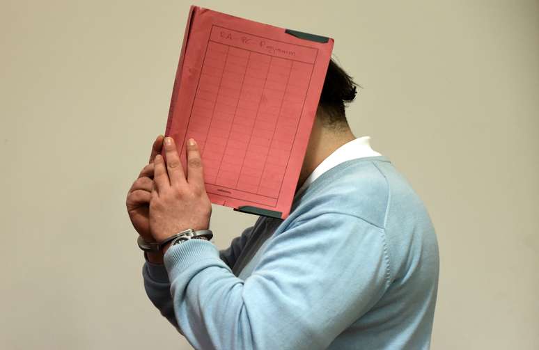 Ex-enfermeiro alem&atilde;o esconde o rosto enquanto chega a um tribunal em Oldenburg, na Alemanha 09/12/2014 REUTERS/Fabian Bimmer