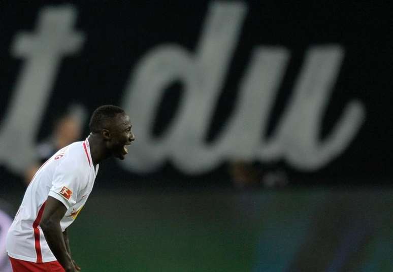 Naby Keita comemora em jogo do Leipzig contra o Borussia Dortmund 
 10/09/16     REUTERS/Stefanie Loos