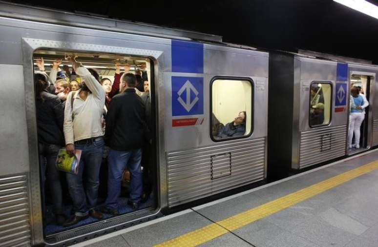 Estação de metrô durante pico da manhã em São Paulo
